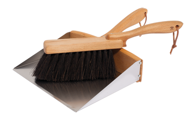 An ideal garden set, dust pan and brush, with an extra wide dustpan, made from oiled beechwood, stainless steel and arenga fibre. 